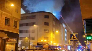 Un incendio obliga a desalojar un edificio en pleno centro de Pamplona: hay un detenido