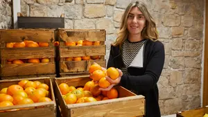 Abre en Pamplona una tienda de fruta que vende las naranjas recién recolectadas en Valencia