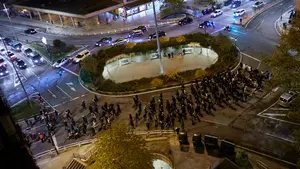 Cortan una vía principal de Pamplona para pedir que se soterre un paso con 50.000 coches al día