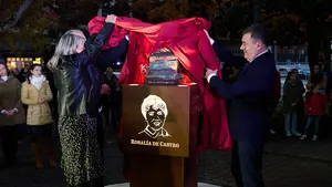 Pamplona ya tiene una plaza dedicada a Rosalía de Castro: las imágenes de su inauguración