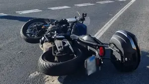 Un motorista herido grave tras ser embestido por un coche en una rotonda cerca de Pamplona