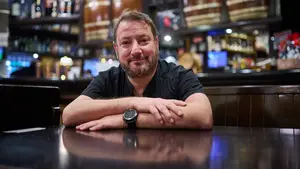 Alberto cumple 36 a&ntilde;os dando almuerzos de San Ferm&iacute;n en su bar de Pamplona: "Est&aacute; lleno desde enero"
