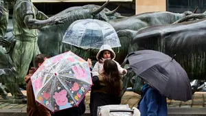 La lluvia no impide disfrutar de una mañana de paseo en Pamplona: las mejores imágenes