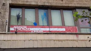 Lanzan pintura contra la sede del PSN en Burlada: "No han aprendido nada"