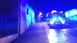Un fuego en una montonera de leña amenaza con quemar una casa en Navarra
