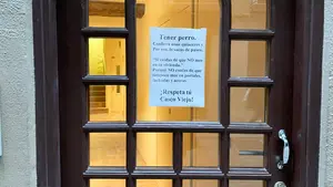 El cartel de un vecino de Pamplona harto de los orines de los perros en su portal