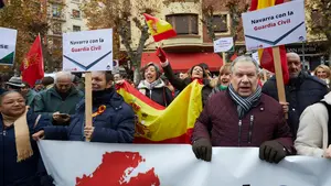 "Hoy es la Guardia Civil, mañana serás tú": las fotos de la concentración en Pamplona