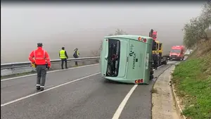 El vídeo del lugar del accidente en Artazu: ha volcado un autobús escolar con niños