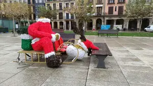 Decapitado el reno navideño de Pamplona: los problemas del elemento decorativo más fotografiado