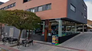 Roban de madrugada una cafetería en Navarra a baldosazos: hay dos detenidos