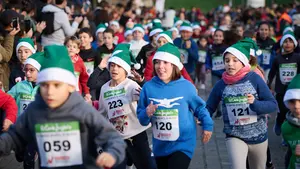 Cientos de niños en la Carrera Infantil de Navidad: todas las fotos de un acto muy solidario