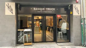 Abre en Pamplona un nuevo restaurante especializado en hamburguesas con pan 'bagel'