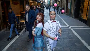 Los artistas de Le Cirque du Soleil presentan en las calles de Pamplona su nuevo espectáculo Crystal