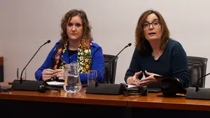 Trabajadoras de la UCI se hartan de los políticos navarros: "Los niños se mueren entre biombos"