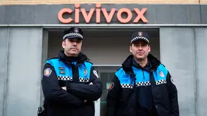 Un día con la policía de barrio de Pamplona: "Nos acercamos al ciudadano y nos cuentan sus problemas"