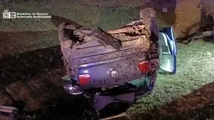 Salva su vida de milagro tras volcar el coche y acabar en la mediana de la Autopista de Navarra