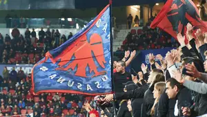 Polémica por la retirada de banderas y pancartas durante el partido Osasuna - Mallorca