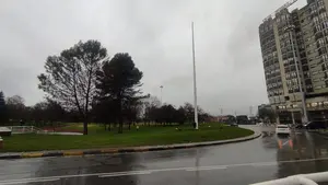 La borrasca 'Fien' tira por los suelos la gran bandera de Navarra de la plaza de los Fueros