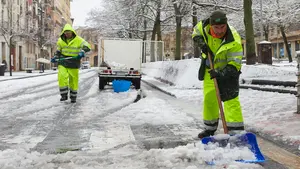 Quitanieves a destajo en Pamplona: las imágenes de los servicios de limpieza en el temporal