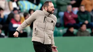 Pablo Mach&iacute;n, indignado por la mano no se&ntilde;alada a David Garc&iacute;a dentro del &aacute;rea