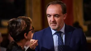 Esparza acusa a Chivite de "engañar" a los médicos y sus socios no quieren quitar la exclusividad