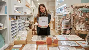 La única tienda de Scrap en Pamplona, la manualidad que gana adeptos gracias a sus talleres