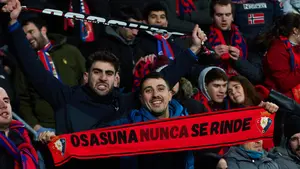 La grada de El Sadar vibra pese al fr&iacute;o en el Osasuna - Sevilla de Copa: todas las im&aacute;genes