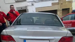 Amenaza con pegar un tiro a los agentes de Policía Foral y luego intenta atropellarlos