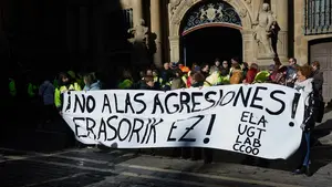 Protestan en Pamplona por la agresión a una trabajadora de la zona azul: "Le agarró por detrás"