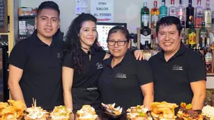 Roberto, el hostelero boliviano que se ha ganado el corazón de un barrio de Pamplona