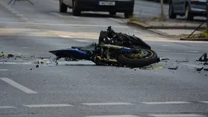 Un chico de 21 años y una chica de 19 mueren en un fatídico accidente de moto