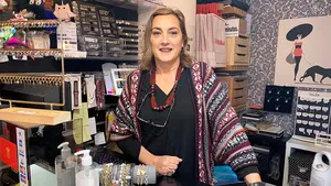 Una tienda de bolsos y arreglos de bisutería se despide en Pamplona: “Al final, no te compensa”