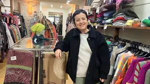 Una tienda de ropa mujer en Pamplona liquida sus existencias: "No nos da ninguna pena"