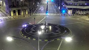 Las impresionantes imágenes de un coche subiéndose a una rotonda en Pamplona a gran velocidad