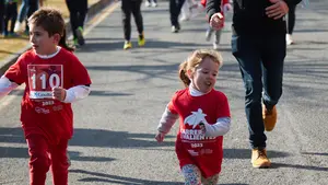 Un sprint contra el cáncer infantil en Pamplona: las fotos de la 'Carrera de los Valientes'