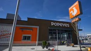 Abre el primer Popeyes de Pamplona: el secreto del pollo marinado que triunfa en España