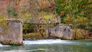 El espectacular puente colgante en un pueblo de Navarra que te transporta a una película de acción