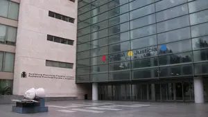 Dos padres apuñalan al asesino de su hijo a la salida de los juzgados