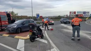 El impactante vídeo del atropello de un coche a una moto en Navarra: el motorista está herido