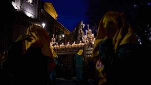 En un inmenso silencio: las fotos del conmovedor traslado de la Dolorosa en Pamplona