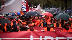 Mañana de silbatos y chalecos naranjas en Pamplona: la caza rechaza las "leyes animalistas"