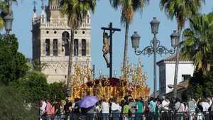 Una mujer apuñala a un hombre durante una procesión de la Semana Santa de Sevilla