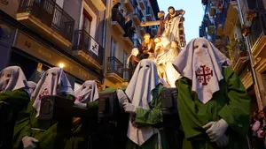 Suspendida la procesión de Viernes Santo en Pamplona: la lluvia impide el recorrido por las calles