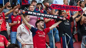 La grada, entusiasmada en el partido Osasuna-Elche en El Sadar: imágenes de una afición ilusionada
