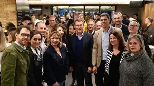 Feijóo pasea por sorpresa por Pamplona: ruta de pinchos por la calle Estafeta de la ciudad