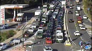 Aparatoso accidente en una entrada a Pamplona: reabre al tráfico el carril cortado en la A-15