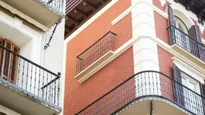 El curioso balcón de un edificio histórico de Pamplona al que jamás nadie se ha asomado