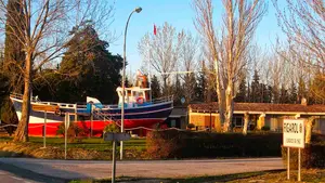 El pueblo navarro de 300 habitantes que tiene un barco de treinta toneladas en mitad de un parque