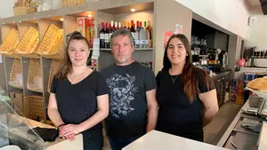 El bar de barrio en Pamplona donde padre e hijas preparan desde las 4 de la mañana comida casera
