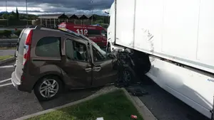 Brutal accidente en Navarra: un hombre de 43 años herido grave tras chocar su coche con un camión